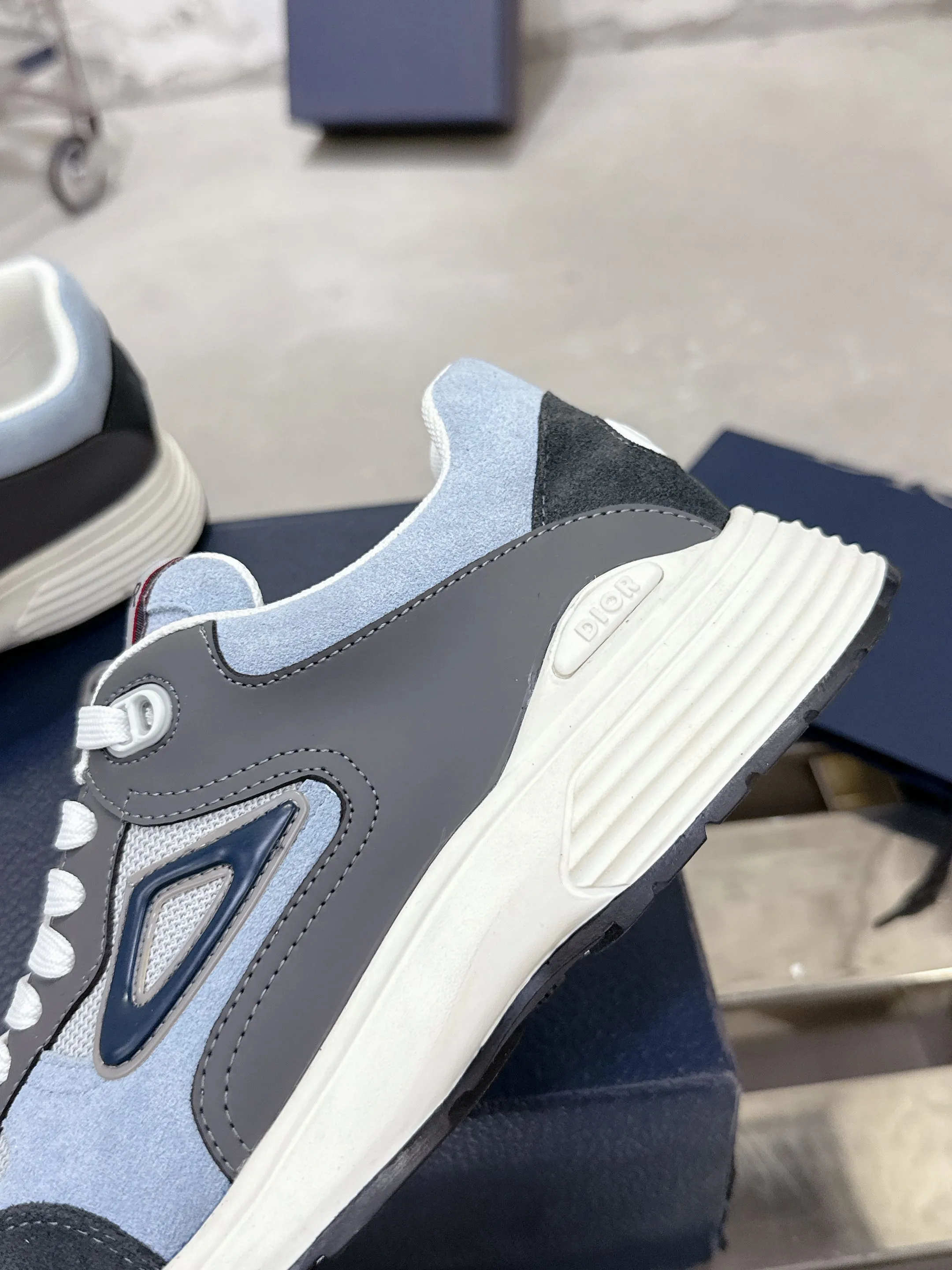 👟👟Ex-factory price 540👟👟 Dior Dior’s latest color matching B30 series dad sneakers. Original version 18,000💰 purchased for development and production. Brand new B30 sneakers. Dad Shoes style shoes that follow the trend of the retro market. The Dior logo on the tongue also indicates that this pair of shoes is the B30 model! B30 uses fine-textured leather and mesh cloth materials to form a shoe body. There are conspicuous letters CD on both sides of the shoe body to indicate identity. Many lines on the shoe body outline details to make the shoes look less monotonous and full of retro flavor. The delivery counter is exquisitely packaged🛍📦 ▪️Fabric: Original customized technical fabric + mesh ▪️Inner lining: Customized breathable lining ▪️Outsole: Original molded IP foam + TPU outsole ▪️Sole thickness: 3.5CM ▪️Size: Men’s size 39-45